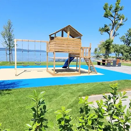 Platán Garden With Lakeview *