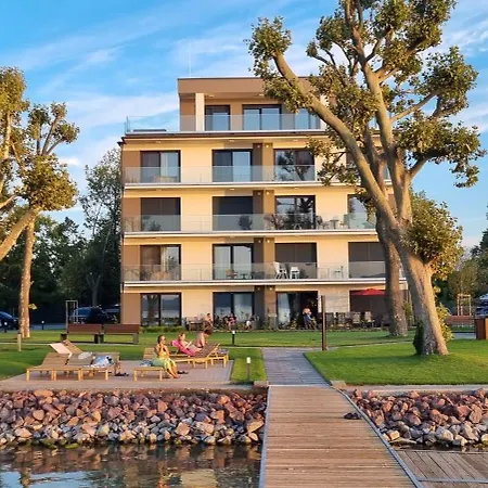 Platán Garden With Lakeview *